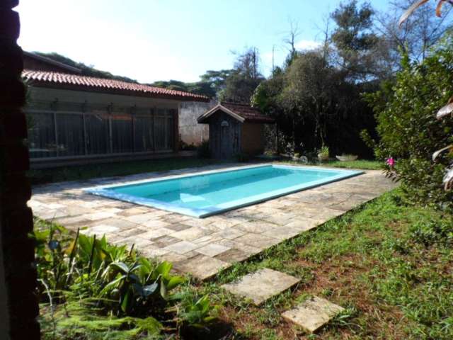 Casa com 3 suítes , piscina e churrsqueira na melhor localização do Brooklin.