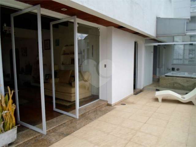 Cobertura Penthouse em Moema 200m2 - 2 vagas Reformada.