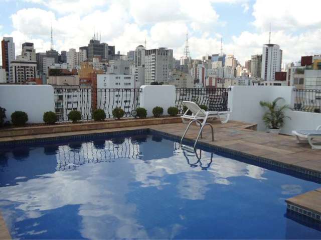 Jardim América! Apartamento reformado dois dorm. varanda e vaga. Prédio 24h com piscina