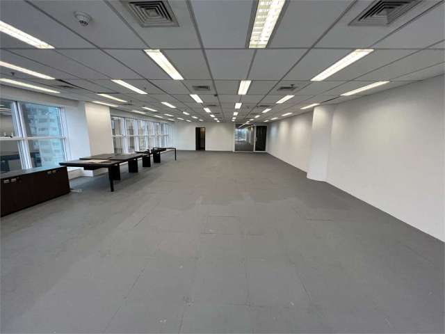 Sala comercial com 200 m² de área útil