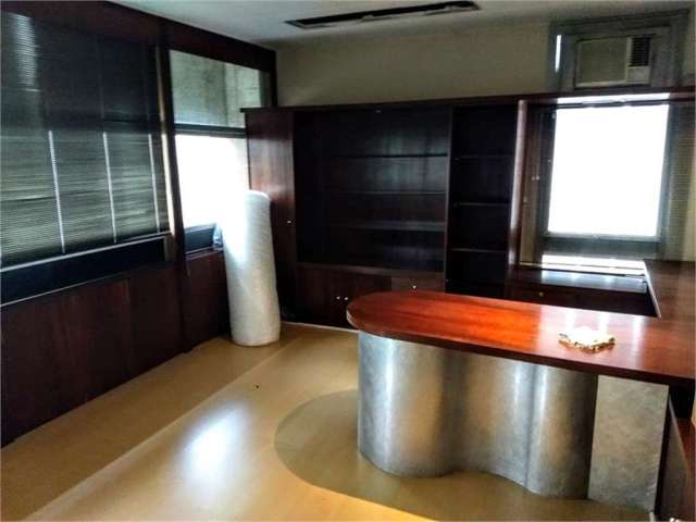 Conjunto comercial próximo à Av. Paulista