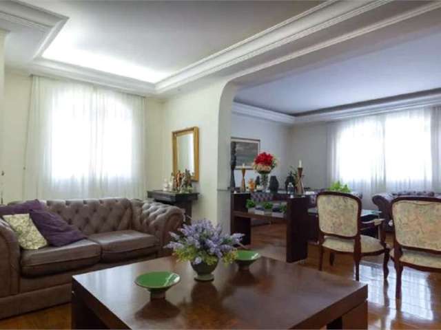 Casa com 430m² de Área útil na Chácara Flora