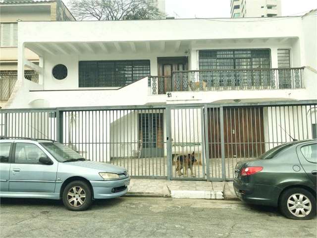 Sobrado em rua fechada colado ao Parque da Aclimação