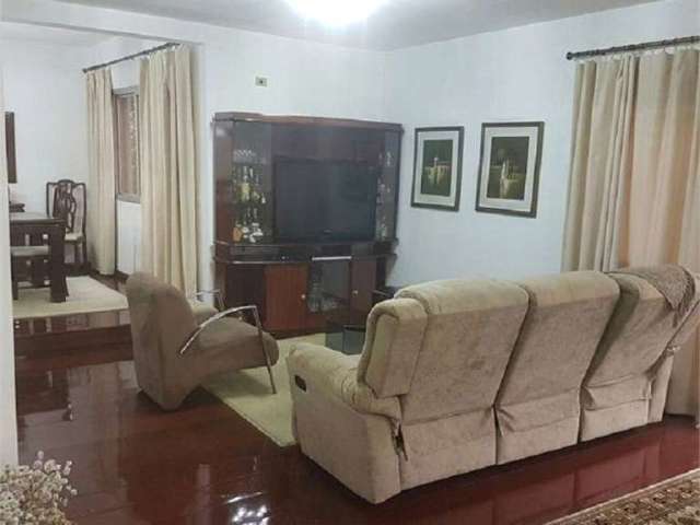 Apartamento com 4 dorm. 209m² de área util e um por andar. Localizado em rua tranquila e arborizada.