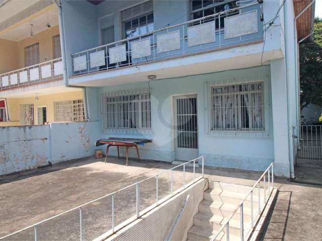 Casa com 3 dormitórios, 2 banheiros, quintal com edícula e 2 vagas na Vila Mariana.