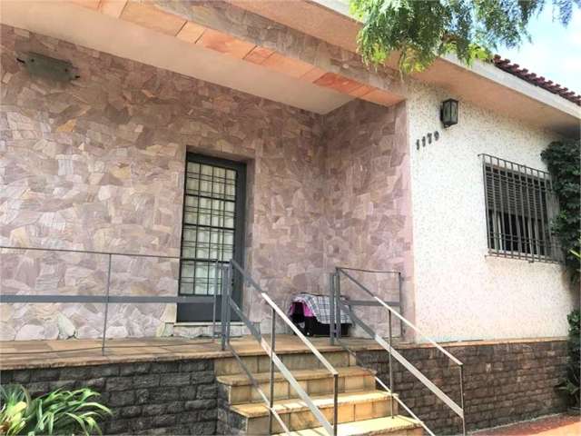 Casa na Vila Clementino com 3 dormitórios amplos, sala de jantar e estar, copa, cozinha e quintal.