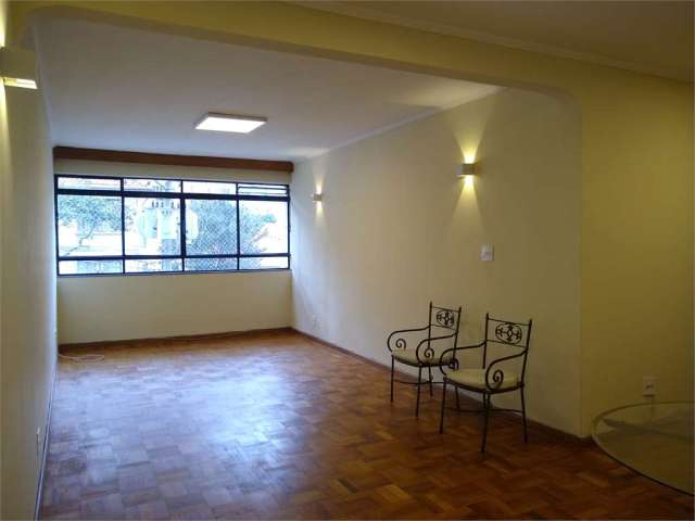 Apartamento de 112m2, 2 dormitórios, 2 vagas, próximo ao metrô Vergueiro, Aclimação.