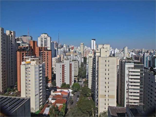 Cobertura duplex a venda no Jardim América, são 455m² de total privacidade, vista permanente.