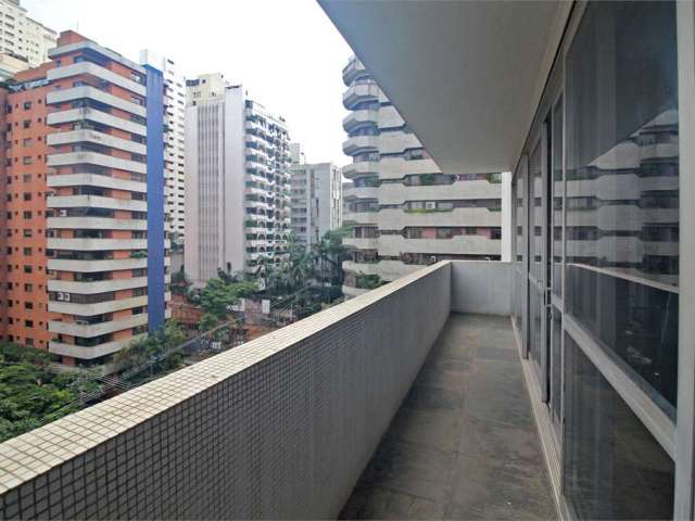 Apartamento no Jardins com 03 dormitórios, 280m², varanda ampla e espaçosa.