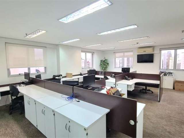 Sala comercial em Moema com 438,77m², 9 banheiros, 12 vagas próxima ao metrô.