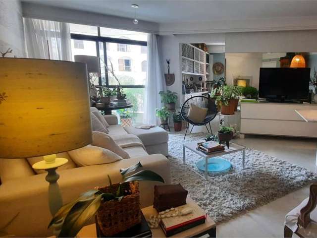 Apartamento na Vila Olímpia  em rua arborizada e sem movimento,