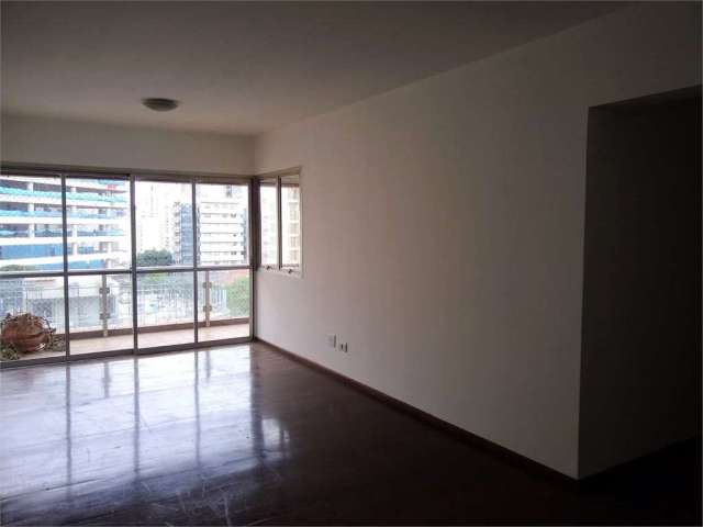 Apartamento em Pinheiros, 4 dormitórios, 1 suíte, living para 2 ambientes com varanda.