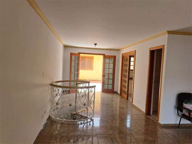 Casa com 3 Quartos e 2 banheiros à Venda