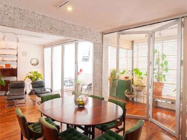 Viva o Luxo nos Jardins: Apartamento 2 Suítes, 198m², Reformado e Decorado, Localização Privilegiada