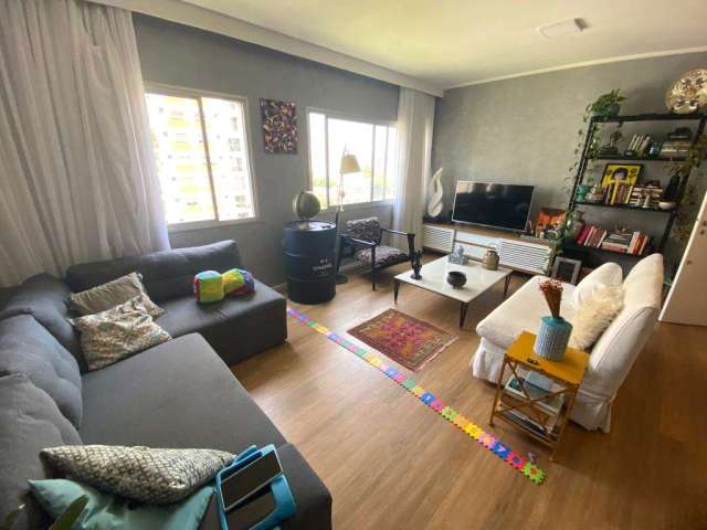 Apartamento reformado a venda em Moema, com 85 m2, sala ampliada, 2 dormitórios e 1 vaga