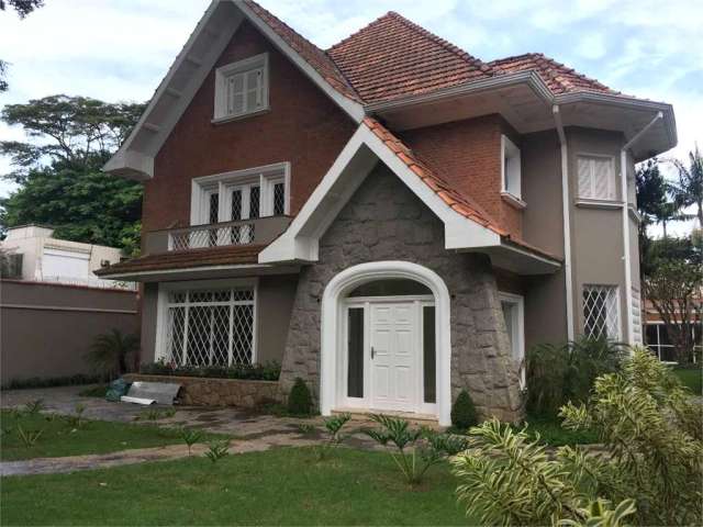 Casa maravilhosa, estilo Normando, construção antiga, porém inteira reformada,