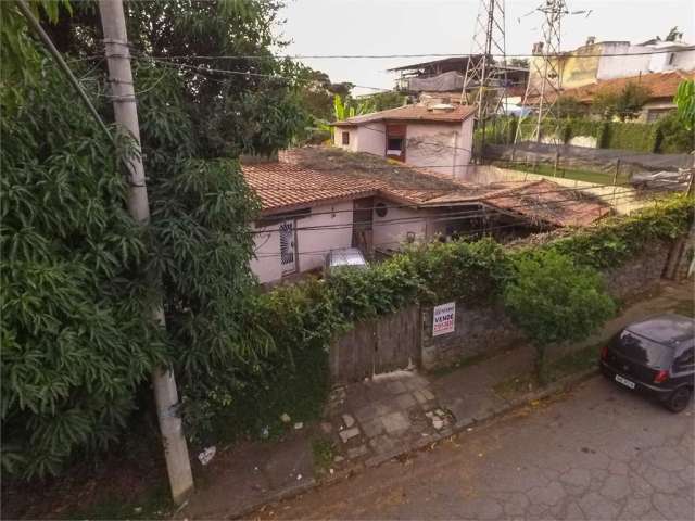 Casa velha com ótimo terreno com 13 metros de frente e de esquina pode ser residencial ou comercial