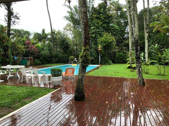 Linda casa com 4 suítes, 5 vagas, piscina ao lado da praia de Pernambuco!