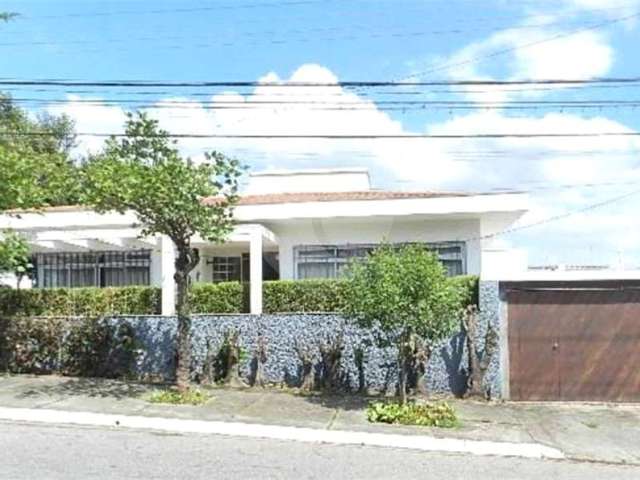 Casa térrea com 300m² em ótima Rua arborizada -Planalto Paulista - R$ 1.500.000,00