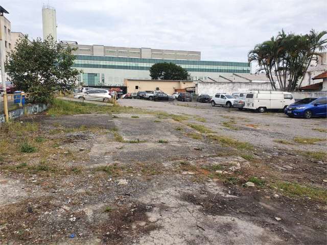 Terreno plano, a poucos metros da estação do metro, vende junto com outros lotes, total de 2.260m2