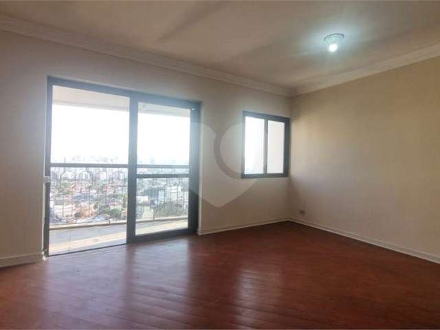 Apartamento com 3 quartos em Moema.