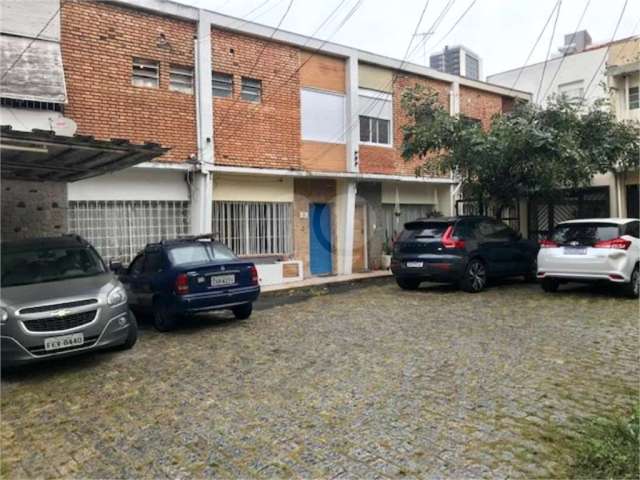 Vila Mariana, casa em vila fechada, c/ 2 vagas, 3 dorm., para reformar do seu jeito, próx. ao metrô