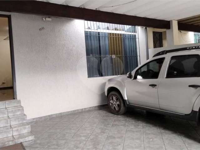 Sobrado Lindo. Com 3 Dormitórios, Garagem para 2 carros, Dependências de Empregados. Reformada.