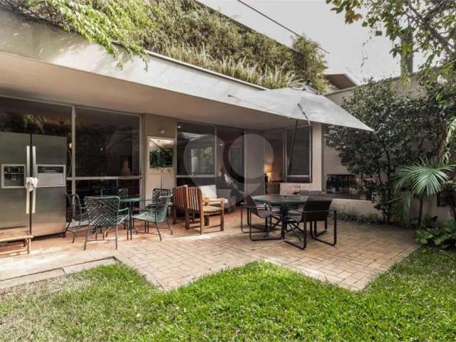 Casa à venda no alto de pinheiros com 4 quartos e 2 suites em rua arborizada e segura