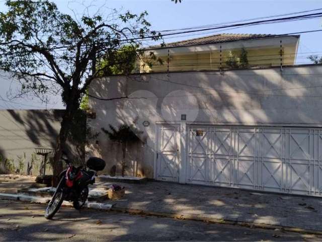 Lindo Sobrado no Planalto Paulista, com 3 Dormitórios, Churrasqueira e Piscina.