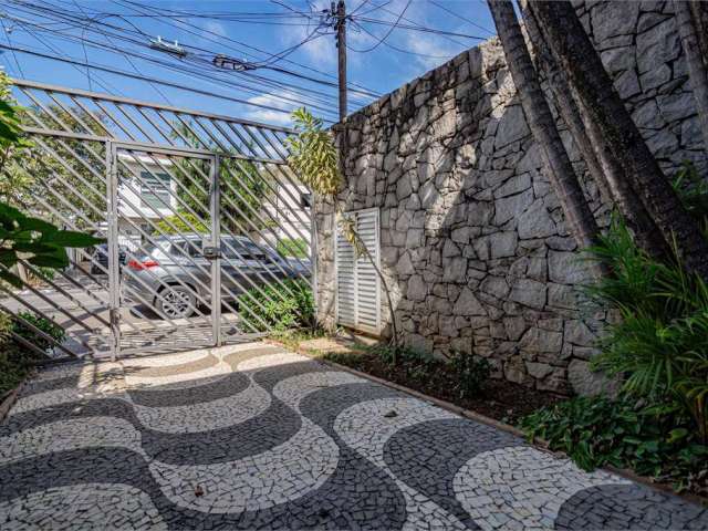 Excelente Casa no Planalto Paulista, assinado pelo arquiteto Mauricio Kogan. Com Piscina. Imperdível