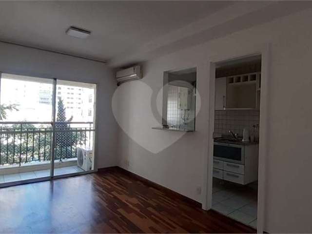 Jardim Paulista! Apartamento com  living, varanda, 2 dorms, sendo 1 suite e 1 vaga