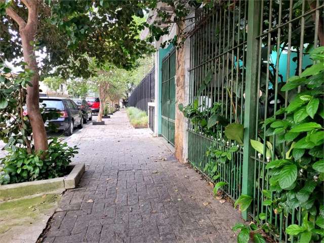 Sobrado em Rua Arborizada no Alto de Pinheiros - Próximo ao Parque Villa Lobos