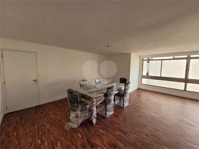 Apartamento reformado para locação com 210 m²