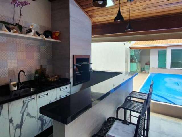 Casa assobradada com piscina 3 dormitórios à venda, por R$ 750.000 - Vila Suely - Cruzeiro/SP