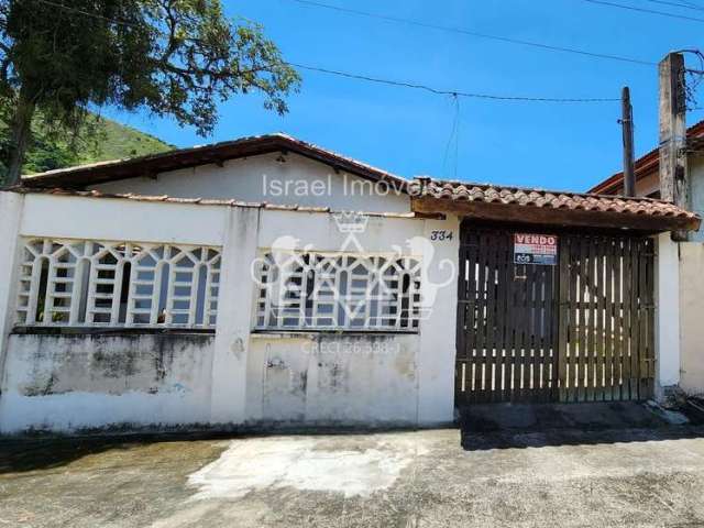 Casa á venda a 400m da praia, com 5 dormitórios sendo uma suíte, na martim de sá, em caraguatatuba