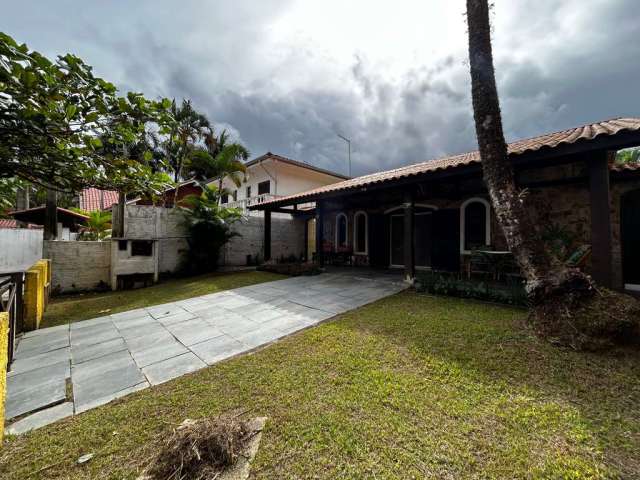 Casa à Venda, 3 Dormitórios sendo 1 suite com 157m² / AT, no Cond  Verde Mar, Caraguatatuba, SP.