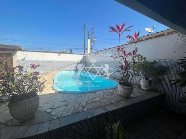 Casa á venda com dois dormitórios, piscina e churrasqueira na praia das palmeiras, em caraguatatuba