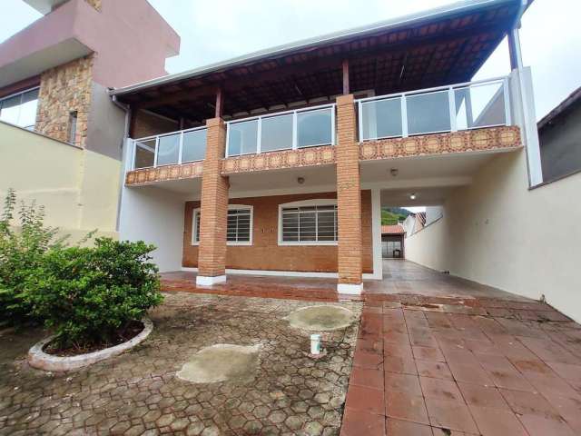 Excelente Sobrado à venda, 05 dormitórios, sendo 01 suíte + quarto e banheiro externo, 390 m² de ár