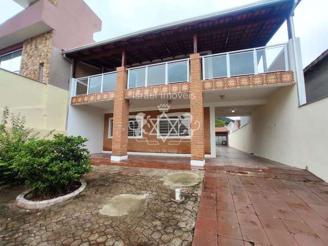 Excelente Sobrado à venda, 05 dormitórios, sendo 01 suíte + quarto e banheiro externo, 390 m² de ár