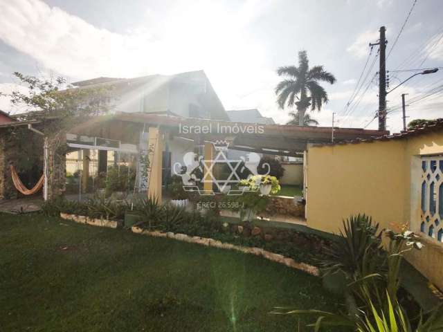 Casa à venda, no Jardim Britânia, localizada a poucos metros da Praia, na cidade de Caraguatatuba,