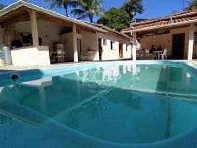 Excelente Casa à venda no Portal da Olaria, São Sebastião. Amplo terreno, jardim, piscina e espaço