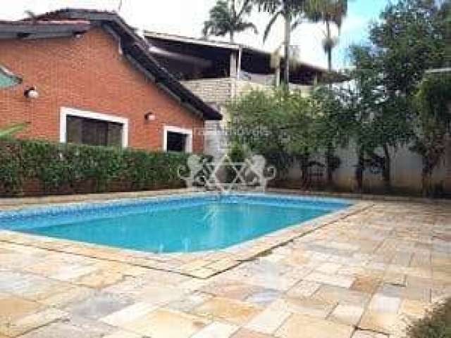 Linda Casa à venda, 630m² área total, 200 metros da Praia das Palmeiras, 04 suítes, piscina, aceita