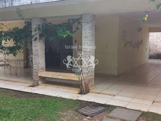 Belíssima Casa com 3 dormitórios, amplo quintal gramado, piscina e salão de festas, à venda no Suma