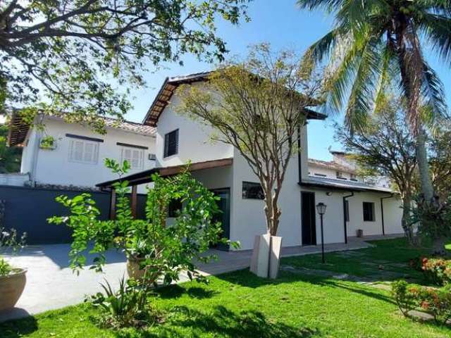 Casa à venda com localização privilegiada, a poucos passos da praia, amplo terreno, Praia do Arrast