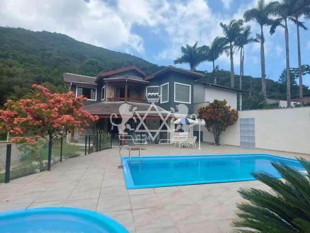 Chácara à venda com 04 casas,  sendo uma casa sede, piscinas , quiosque, área gourmet, localizada n