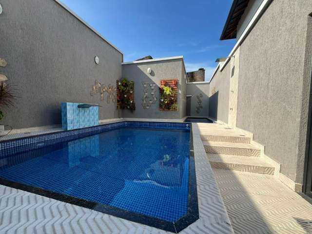 Casa de 2 dormitórios em condomínio com piscina. Maracanã, Praia Grande