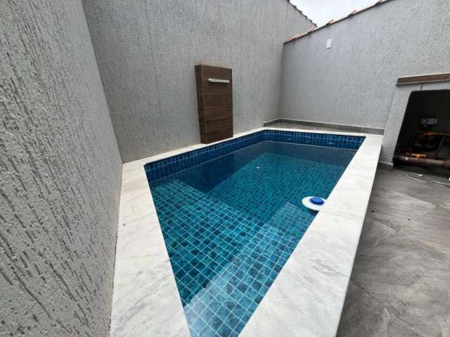 Casa de 2 dormitórios  com piscina privativa. Mongaguá