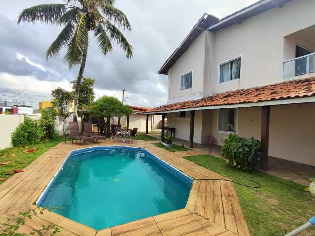 Casa em Vilas do Atlântico, rua com guarita