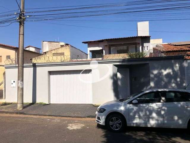 Casa com 3 quartos para alugar no Umuarama, Uberlândia  por R$ 5.500