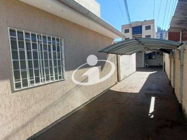 Casa com 3 quartos para alugar no Brasil, Uberlândia  por R$ 1.350